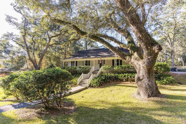 view of front facade with a front lawn