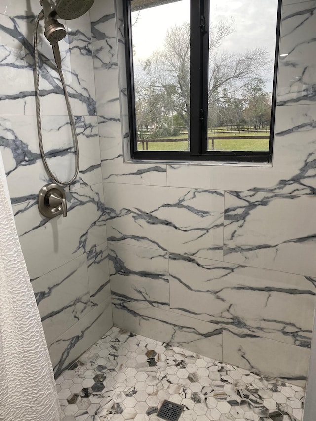 bathroom featuring tiled shower