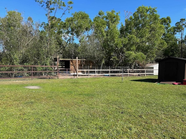 view of yard featuring an outdoor structure