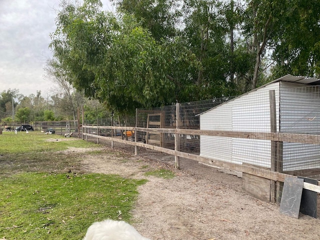 view of yard featuring an outdoor structure