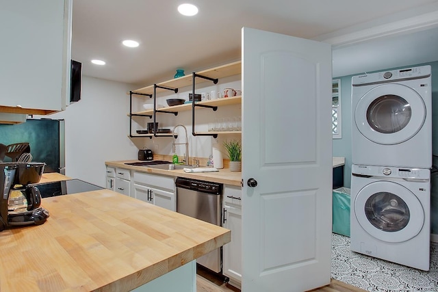 laundry area with sink and stacked washer and dryer