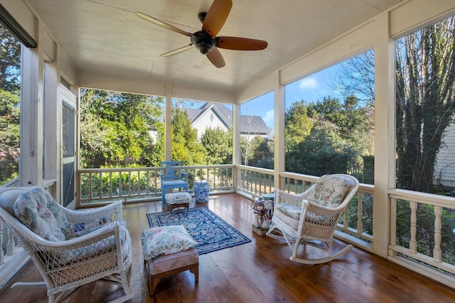 sunroom with ceiling fan