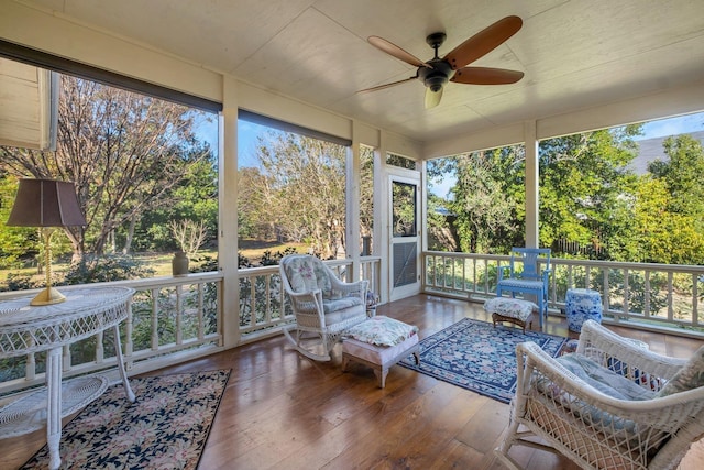 sunroom with ceiling fan