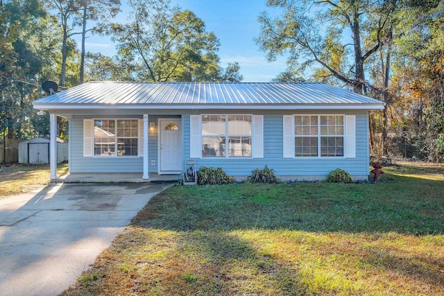 view of front of house featuring a shed and a front yard