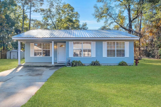 view of front of house featuring a storage shed and a front lawn