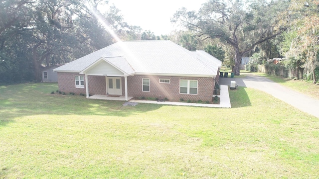 view of front facade featuring a front yard