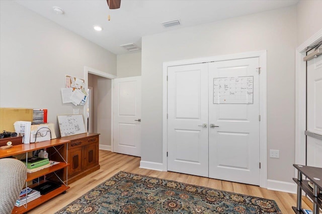 foyer entrance featuring light wood-type flooring and ceiling fan