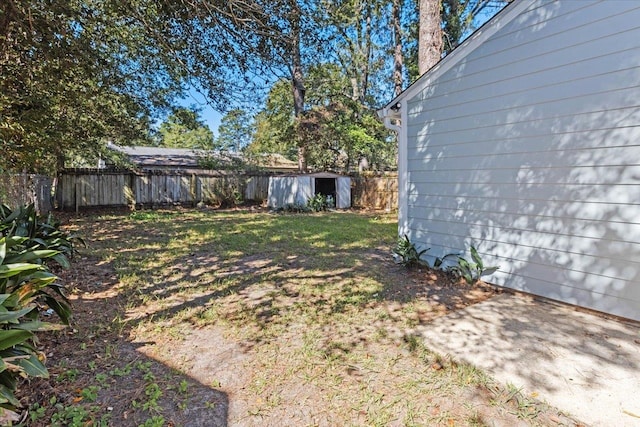 view of yard featuring a storage shed