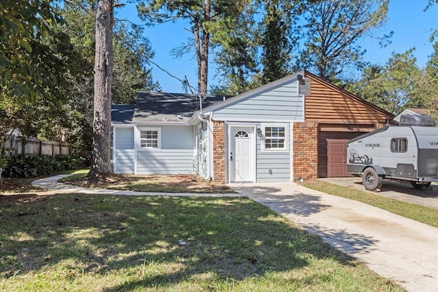 view of front of property featuring a front yard and a garage