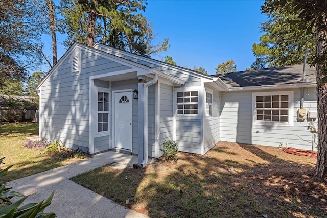 single story home featuring a front lawn