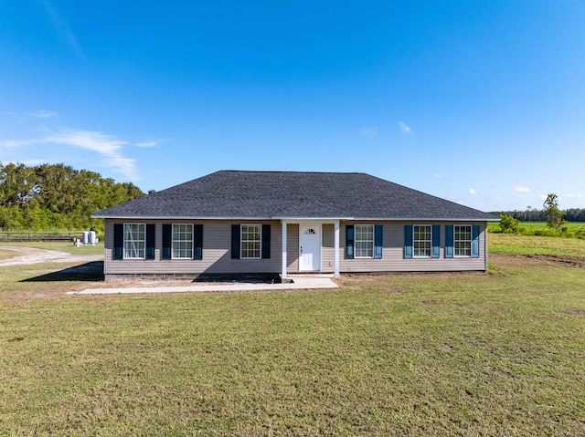 ranch-style home featuring a front lawn