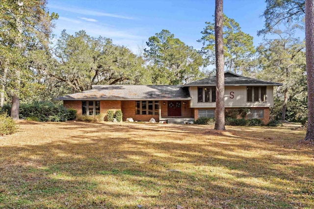 view of front facade featuring a front yard