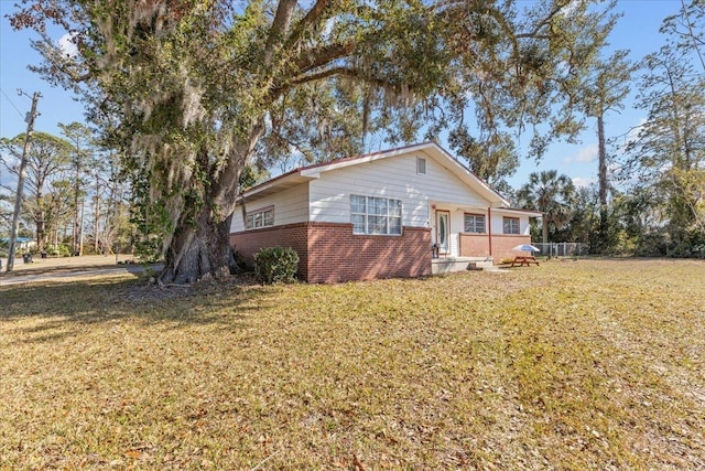 single story home with a front yard