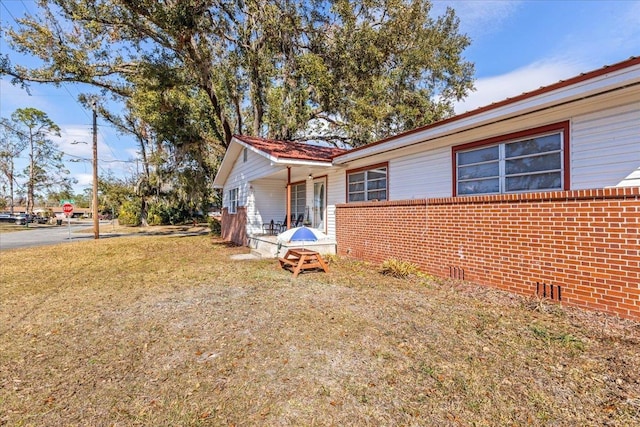 view of front facade with a front yard