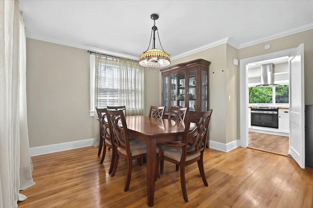 326 N 8th St, Quincy, FL 32351 - dining room with light wood-style floors, crown molding, and a chandelier