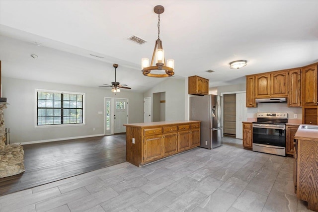 kitchen with ceiling fan with notable chandelier, vaulted ceiling, light hardwood / wood-style flooring, appliances with stainless steel finishes, and decorative light fixtures