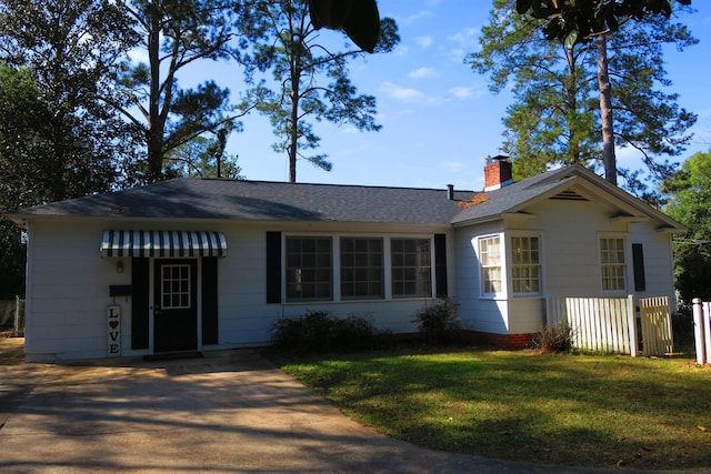 915 Hillcrest Ave, Quincy, FL 32351 - ranch-style home with a chimney, a front yard, and roof with shingles