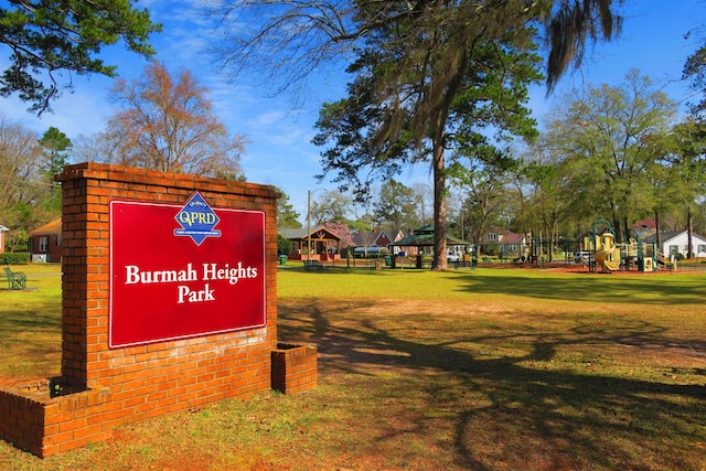 915 Hillcrest Ave, Quincy, FL 32351 - view of home's community with a yard and a gazebo