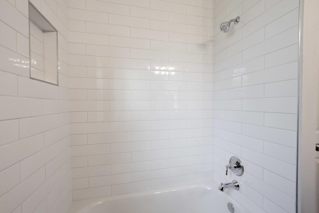 bathroom featuring tiled shower / bath combo