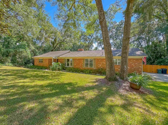 ranch-style house featuring a front lawn