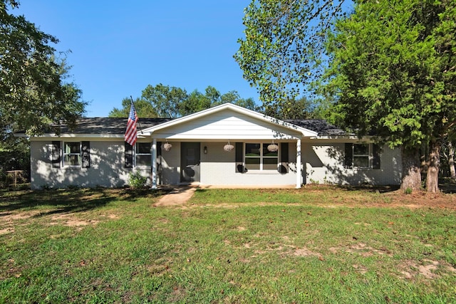 ranch-style house featuring a front lawn