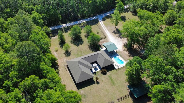 birds eye view of property featuring a forest view