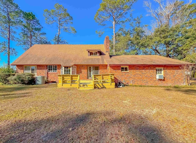 view of front facade featuring a front lawn and cooling unit