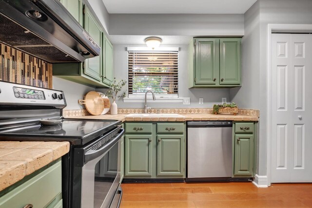 6427 Count Turf Trl, Tallahassee, FL 32309 - kitchen with appliances with stainless steel finishes, a sink, and green cabinets