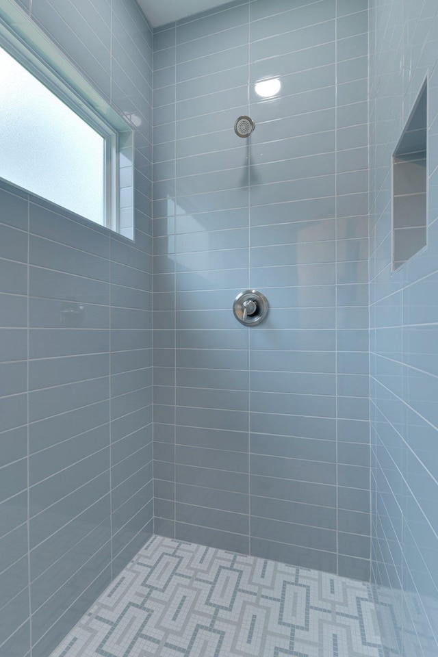 bathroom featuring tiled shower