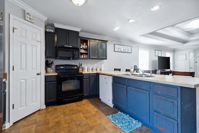 kitchen with sink, blue cabinets, kitchen peninsula, black appliances, and ornamental molding