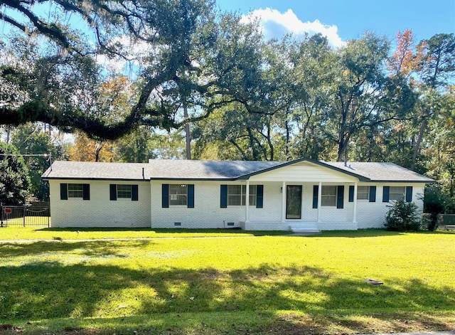 view of front facade featuring a front lawn