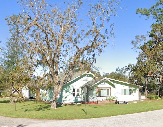 ranch-style home featuring a front yard