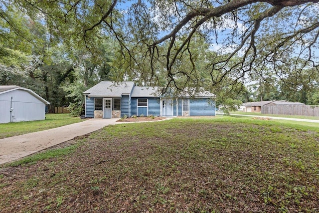 single story home featuring a front lawn