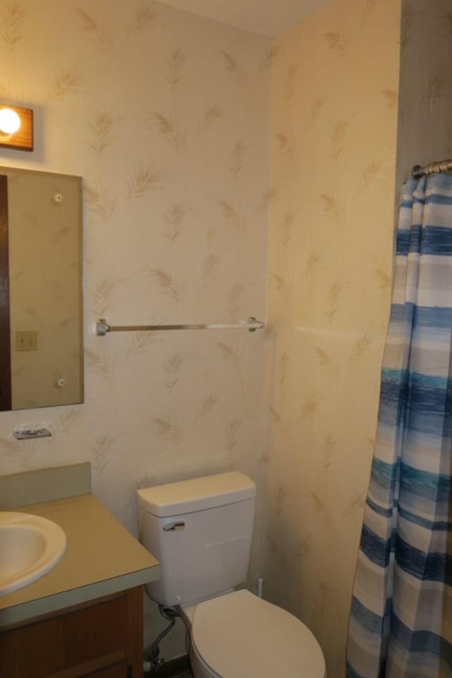 5491 Denargo Dr, Tallahassee, FL 32303 - full bath with vanity and wallpapered walls