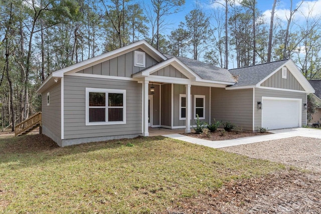 view of front of property featuring a front yard and a garage