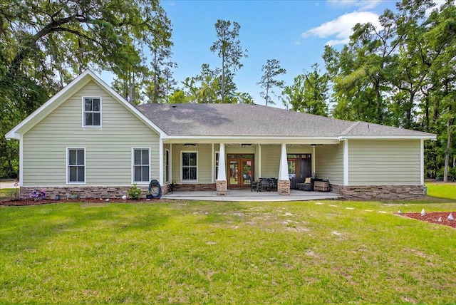 459 Oakwood Trl, Crawfordville, FL 32327 - view of front of house featuring ceiling fan, a front yard, a patio, and roof with shingles