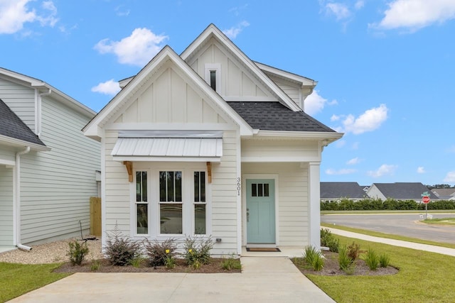 view of front of house featuring a front yard