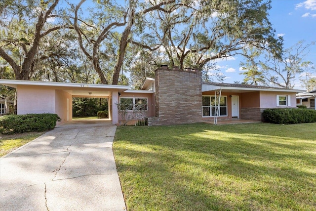 single story home featuring a carport and a front lawn