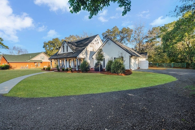 view of front of property featuring a front yard