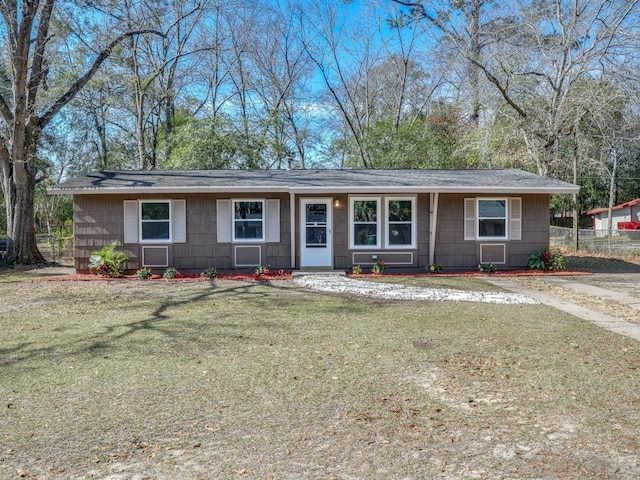 single story home featuring a front lawn