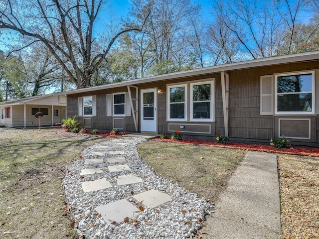 single story home with a front lawn