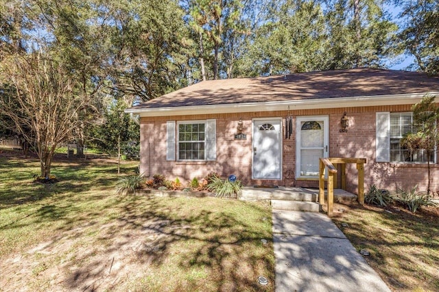 view of front of home featuring a front yard