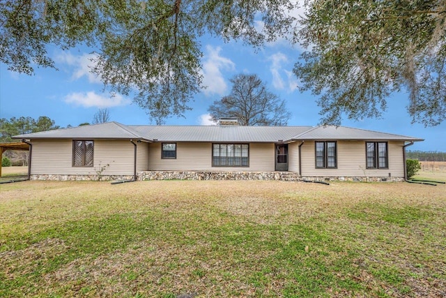 ranch-style house featuring a front lawn