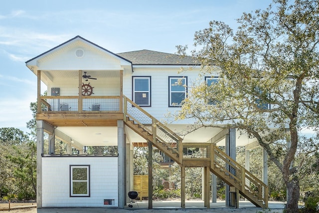 view of front facade featuring ceiling fan