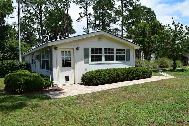 ranch-style house featuring a front yard