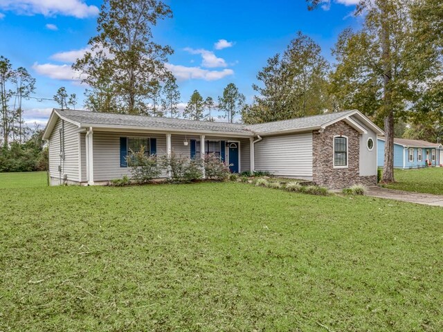 single story home featuring a front yard