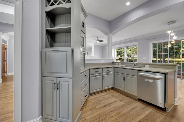 kitchen featuring stainless steel appliances, sink, ceiling fan, crown molding, and gray cabinetry