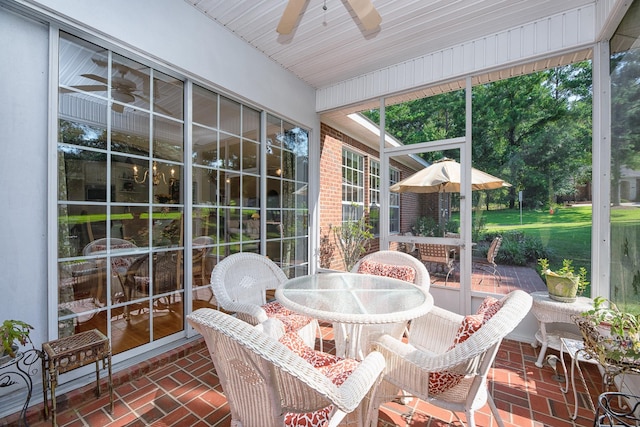 sunroom with ceiling fan