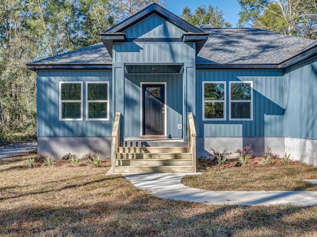 view of front facade featuring a front yard