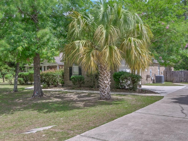 view of front of home featuring central air condition unit and a front yard